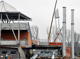 Maszty oświetleniowe na stadionie