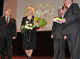Urszula Tom z medalem "Gloria Artis"